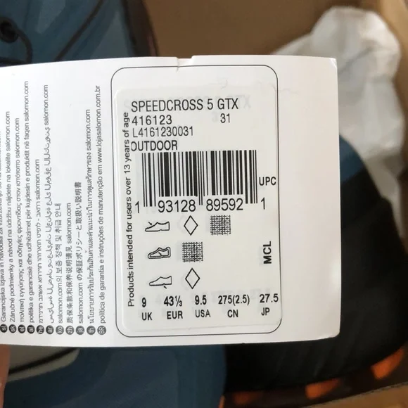 Men’s Salomon dirt running sneakers